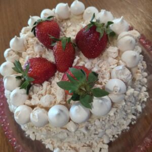 Bolo Merengue de Morango com Suspiros